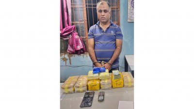 ইয়াবাসহ আটক মাদক কর্মকর্তা আমজাদ হোসাইন