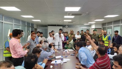 উপদেষ্টা নুরজাহান বেগমের উপস্থিতিতে বিক্ষোভ করেন একদল চিকিৎসক