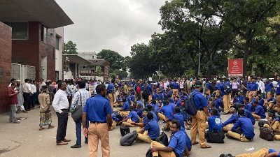 সচিবালয়ের সামনে বিভিন্ন দাবিতে চলছে বিক্ষোভ সমাবেশ