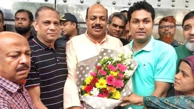 কারাগার থেকে বেরিয়ে আসলে আসলাম চৌধুরীকে নেতাকর্মীরা শুভেচ্ছা জানান