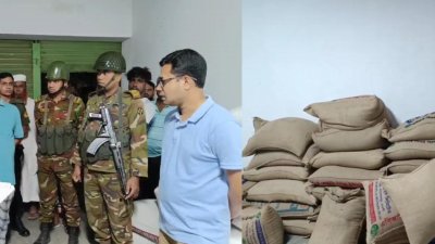 কিশোরগঞ্জে অভিযান চালিয়ে শহরের নিউটাউন এলাকায় জুয়েল মিয়ার গোডাউনে অবৈধভাবে মজুতকৃত ৬৯ বস্তা চাল জব্দ করেছে বাংলাদেশ সেনাবাহিনী