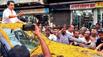 ভোলায় আন্দালিব রহমান পার্থকে ফুলেল শুভেচ্ছা জানান নেতাকর্মীরা