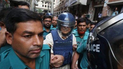 আদালত চত্বরে রাশেদ খান মেনন