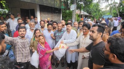 এলডিপির মহাসচিব, ১২ দলীয় জোটের অন্যতম নেতা শাহাদাত হোসেন সেলিমের ত্রাণ বিতরণ