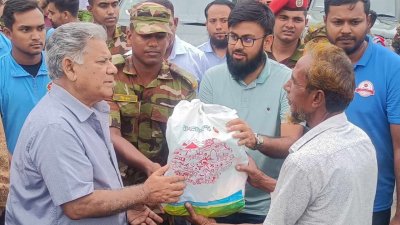 ফেনী ও কুমিল্লা জেলায় বন্যার্তদের মাঝে ত্রাণ বিতরণ করেছেন বস্ত্র ও পাট মন্ত্রণালয়ের উপদেষ্টা ব্রিগেডিয়ার জেনারেল (অব.) এম সাখাওয়াত হোসেন
