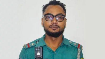 ট্রাফিক সার্জেন্ট সুবীর তালুকদার (ছবি: বাংলা ট্রিবিউন)