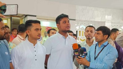 দুদকের চেয়ারম্যান মোহাম্মদ মইনউদ্দিন আব্দুল্লাহসহ অন্যান্য কমিশনারের সঙ্গে বৈঠক করে সারজিস আলম, হাসনাত আব্দুল্লাহসহ পাঁচ জনের একটি টিম