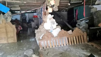 চট্টগ্রামের মীরসরাইতে এখনও পানিবেন্দি শত শত ঘরবাড়ি (ছবি: ফোকাস বাংলা)