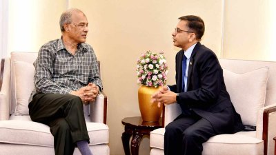 স্বরাষ্ট্র উপদেষ্টা লেফটেন্যান্ট জেনারেল মো. জাহাঙ্গীর আলম চৌধুরীর (অব.) সঙ্গে দেখা করলেন ভারতীয় হাইকমিশনার প্রণয় ভার্মা
