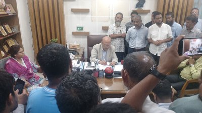 চট্টগ্রাম ওয়াসার এমডির কার্যালয়ে শ্রমিকদলের নেতৃবৃন্দ