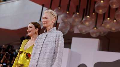 (বাঁ থেকে) জুলিয়ান মুর ও টিল্ডা সুইন্টন