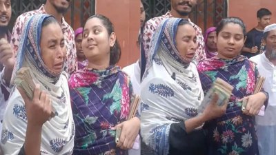 নিজের সঞ্চয়ের টাকাগুলো হাতে পেয়ে আনন্দে কেঁদেছেন পোশাকশ্রমিক স্বপ্ন