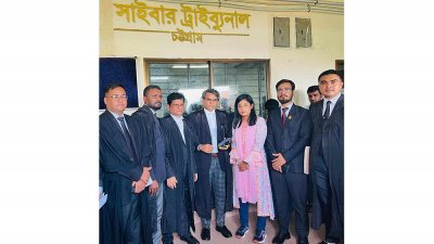 আদালতে আইনজীবীদের সঙ্গে সাংবাদিক অধরা ইয়াসমিন