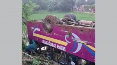 গাজীপুরের শ্রীপুরে পোশাকশ্রমিক বহনকারী বাস নিয়ন্ত্রণ হারিয়ে সড়কের পাশে নিচু জমিতে পড়ে ১১ শ্রমিক আহত