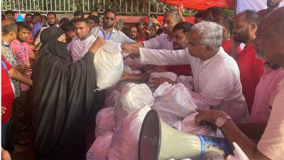 বন্যাদুর্গতদের মাঝে ত্রাণ বিতরণ করছেন ডা. এজেডএম জাহিদ হোসেন