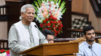 ছাত্র সংগঠক এবং বিভিন্ন বিশ্ববিদ্যালয় ও কলেজের ছাত্র প্রতিনিধিদের সঙ্গে মতবিনিময় সভায় বক্তব্য রাখছেন প্রধান উপদেষ্টা ড. মুহাম্মদ ইউনূস