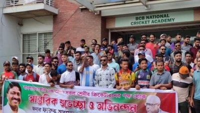জেলার ক্রিকেটাররা বিভিন্ন দাবি নিয়ে মিরপুরে হাজির হয়েছিলেন।