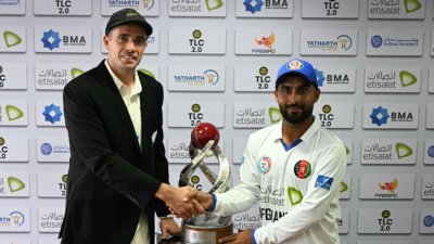 একমাত্র টেস্টের ট্রফি নিয়ে সাউদি ও শহীদীর ফটোসেশন