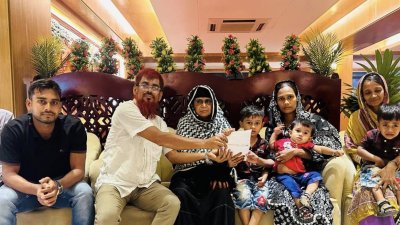পাকিস্তান সিরিজের প্রাইজমানি রিকশাচালক পরিবারের হাতে তুলে দিয়েছেন মিরাজ।
