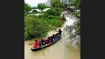 মিয়ানমারের রাখাইন রাজ্যের মংডু থেকে নাফ নদ পাড়ি দিয়ে রোহিঙ্গারা দলে দলে বাংলাদেশে ঢুকে পড়ছে