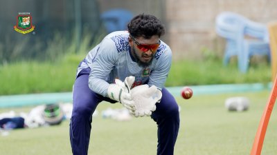 অনুশীলনে জাকের আলী