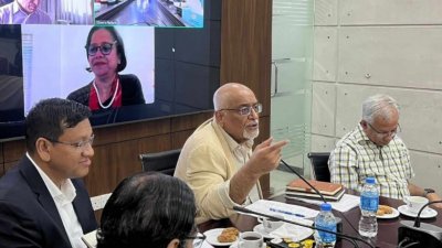 সাংবাদিকদের সঙ্গে কথা বলেন শ্বেতপত্র কমিটির প্রধান অর্থনীতিবিদ দেবপ্রিয় ভট্টাচার্য