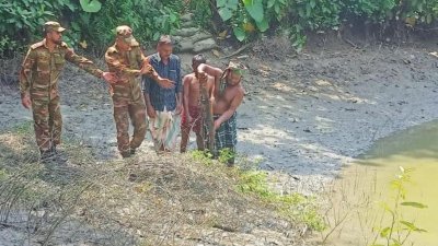 ছাত্র-জনতার আন্দোলনে সিরাজগঞ্জের এনায়েতপুরে থানা থেকে লুট হওয়া অস্ত্র দুটি উদ্ধার করা হয়েছে