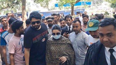 আদালত চত্বরে পরীমণি