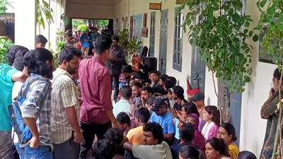 ফটকে তালা লাগিয়ে অবস্থান কর্মসূচি পালন করছেন শিক্ষার্থীরা