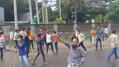 বুধবার সকালে গাজীপুরে কারখানার ঝুট ব্যবসার দখল নিয়ে যুবদল ও কৃষক দলের দুই পক্ষের সংঘর্ষ হয়