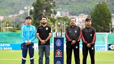 ট্রফি নিয়ে ফটোসেশনে দুই দলের অধিনায়ক ও কোচ