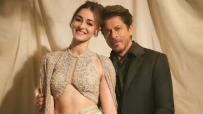 আবুধাবিতে অনন্যা ও শাহরুখ