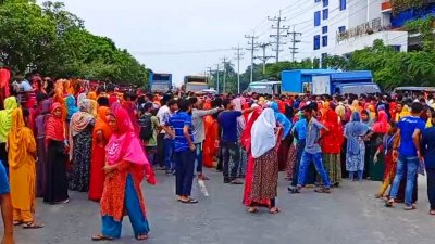 রবিবার ঢাকা-ময়মনসিংহ মহাসড়ক অবরোধ করে বিক্ষোভ করেন গার্মেন্ট শ্রমিকরা (ছবি: গাজীপুর প্রতিনিধি)