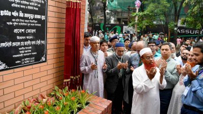 আর্মড পুলিশ ব্যাটালিয়ন স্কুল অ্যান্ড কলেজের প্রবেশ তোরণ উদ্বোধনে অন্যান্যের সঙ্গে স্বরাষ্ট্র উপদেষ্টা লেফটেন্যান্ট জেনারেল মো. জাহাঙ্গীর আলম চৌধুরী (অব.)