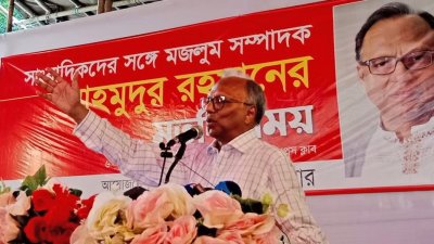 সাংবাদিকদের সামনে বক্তব্য রাখেন মাহমুদুর রহমান (ছবি: ফোকাস বাংলা)