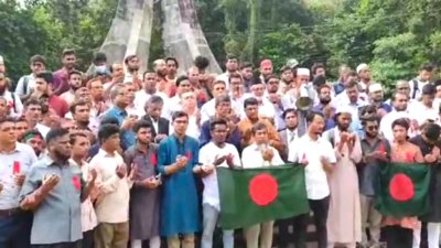 ছাত্র আন্দোলনে শহীদদের জন্য প্রার্থনা (ছবি: বাংলা ট্রিবিউন)