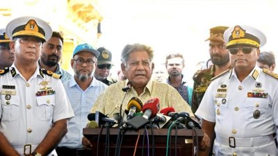 চট্টগ্রাম বন্দর এলাকায় সাংবাদিকদের সঙ্গে কথা বলেন উপদেষ্টা এম সাখাওয়াত হোসেন