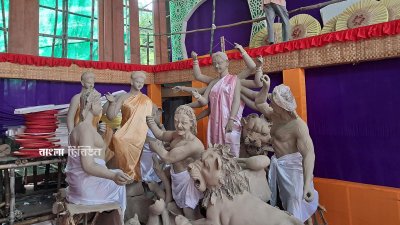 নারায়ণগঞ্জের মণ্ডপে মণ্ডপে চলছে বাঙালি হিন্দুধর্মাবলম্বীদের সবচেয়ে বড় ধর্মীয় উৎসব শারদীয় দুর্গাপূজার প্রস্তুতি