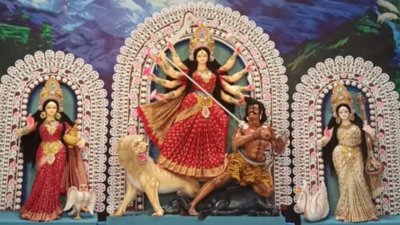 ষষ্ঠী পূজার মধ্য দিয়ে শুরু হয়েছে সনাতন ধর্মাবলম্বীদের সবচেয়ে বড় উৎসব দুর্গাপূজা। ছবি: সাজ্জাদ হোসেন