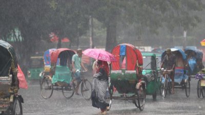 বুধবার সকালে কড়া রোদের পর দুপুরে আকাশ কালো করে নামলো বৃষ্টি। ছবি: নাসিরুল ইসলাম