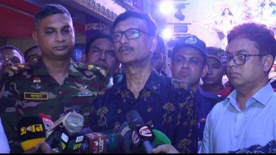 সাংবাদিকদের সঙ্গে কথা বলছেন পররাষ্ট্র উপদেষ্টা মো. তৌহিদ হোসেন