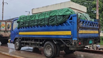 দুর্গাপূজা উপলক্ষে বিশেষ ব্যবস্থায় বেনাপোল বন্দর দিয়ে ভারতে গেলো ইলিশের চালান