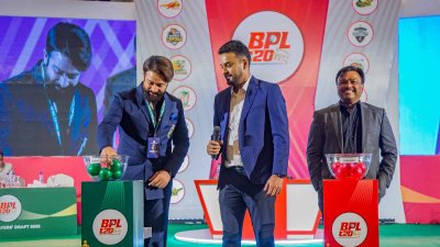প্লেয়ার্স ড্রাফটে ছিলেন ঢাকা ক্যাপিটালসের মালিক ঢালিউড সুপারস্টার শাকিব খান।