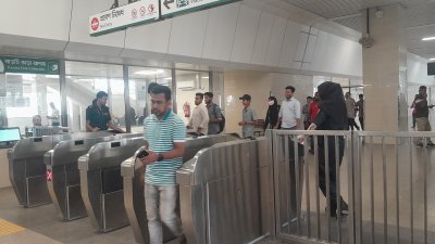 মঙ্গলবার যথাযথ সময়সূচি অনুযায়ী মিরপুর-১০ স্টেশন থেকে যাত্রীরা যাতায়াত করছেন