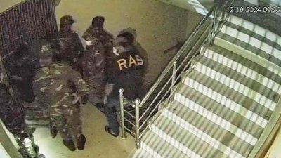 সেনাবাহিনী ও র্যাবের পোশাকে ডাকাত দল (ভিডিও ফুটেজ থেকে নেওয়া ছবি)