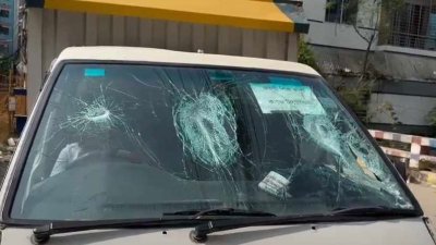 গাড়িটি থামিয়ে কাচ ভাঙচুর ও ছিনতাই করা হয়