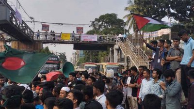 সায়েন্সল্যাব মোড়ে শিক্ষার্থীদের সড়ক অবরোধ