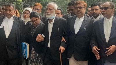 আইনজীবীদের সঙ্গে জ্যেষ্ঠ আইনজীবী জেড আই খান পান্না (ছবি: সংগৃহীত)