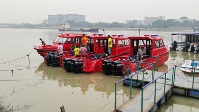 ফায়ার সার্ভিস ও সিভিল ডিফেন্সকে ৪টি ওয়াটার রেসকিউ বোট দিয়েছে ঢাকা দক্ষিণ সিটি করপোরেশন