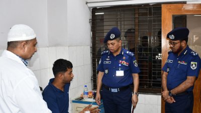 আহত পুলিশ সদস্যদের দেখতে রাজারবাগ কেন্দ্রীয় পুলিশ হাসপাতালে যান আইজিপি মো. ময়নুল ইসলাম